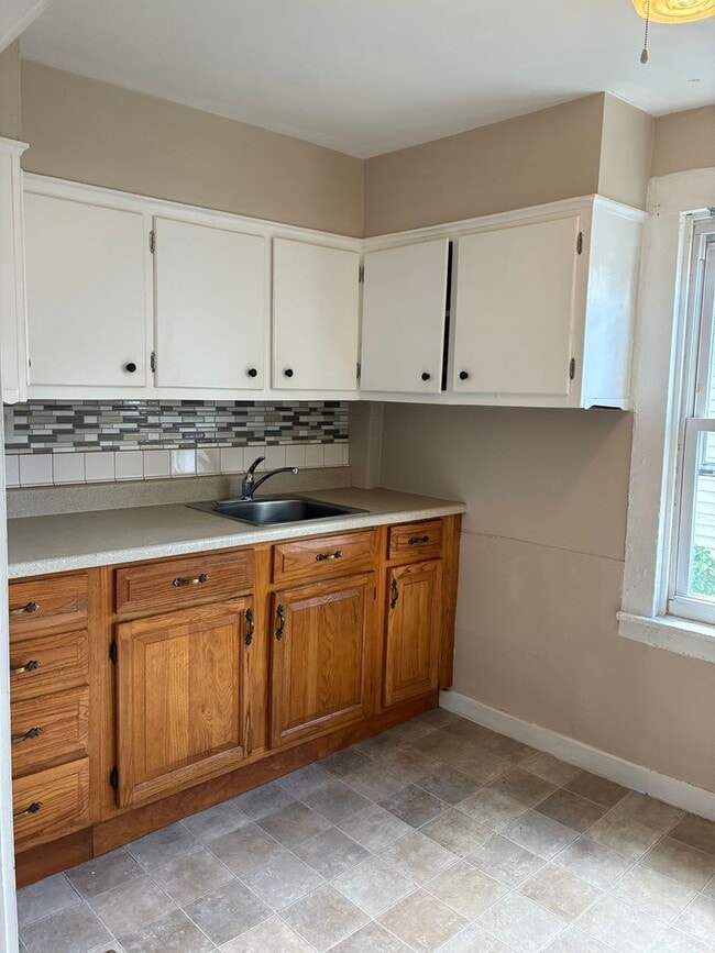 Building Photo - 1 bed 1 bath overlooking Quinebaug River