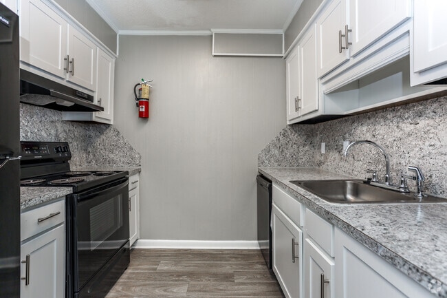 1BR, 1BA - 903 SF - Pembrook Apartments
