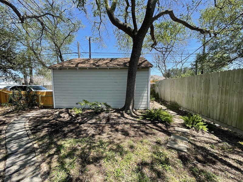 Building Photo - 2 Bedroom pretty yard