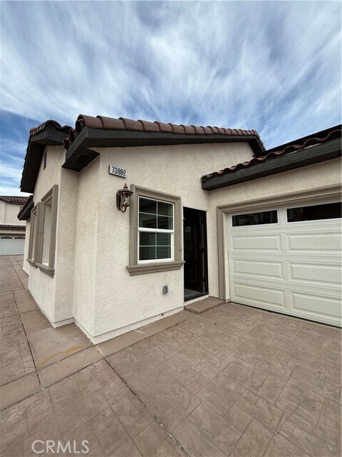 Foto del edificio - 7398 N Maple Ave