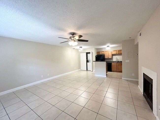 Building Photo - Lovely 2/2 Spacious Condo in the Highly De...