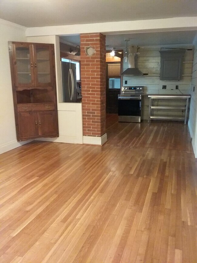Building Photo - **PENDING  APPLICATIONS**  Recently update...