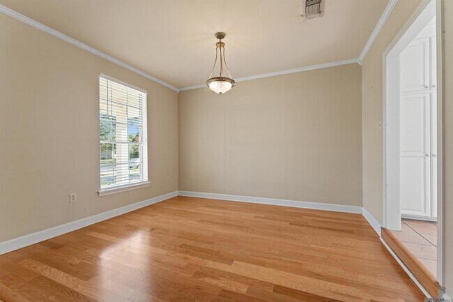 Building Photo - 685 Daventry Dr