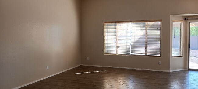 Foto del edificio - 4 Bed 2 Bath Home with Split Floor Plan, H...