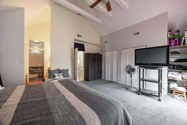 Building Photo - 1723 N Wood St