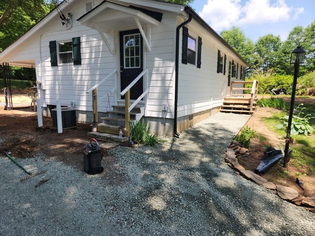 Building Photo - Cozy Home with 8 Acres Available Now in Po...