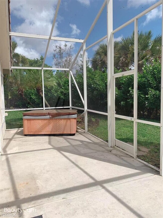 Building Photo - 3 br, 2 bath House - 3913 NW 88th Ter # O