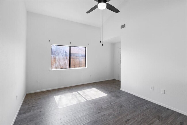 Building Photo - 643 Aspen Ln