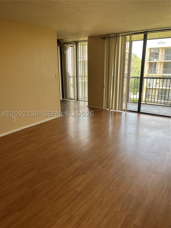 Foto del edificio - 3500 Blue Lake Dr