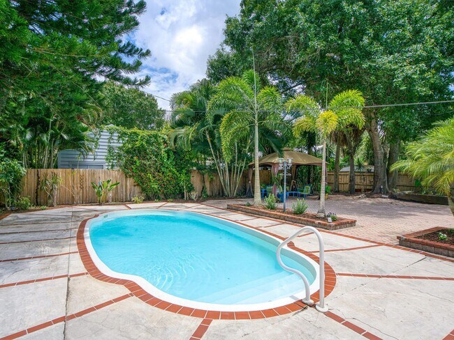 Foto del edificio - Stunning 4 Bed 4 Bath Pool Home West of Tr...