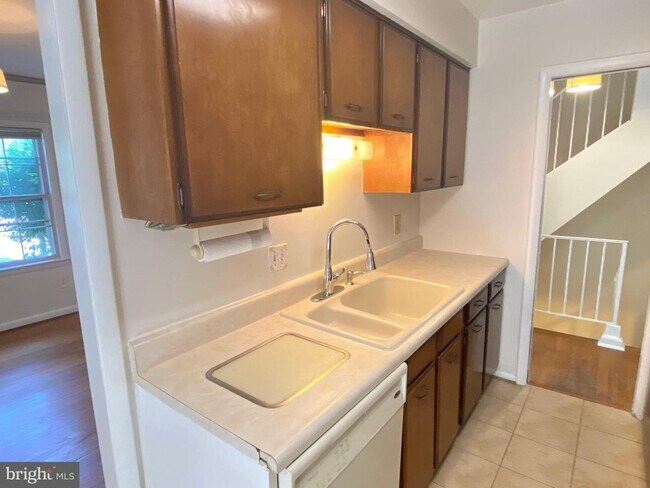 Building Photo - 922 S George Mason Dr