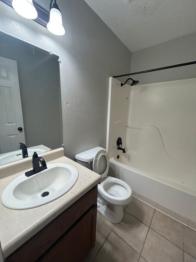 Building Photo - 3300 SW Landau Ct