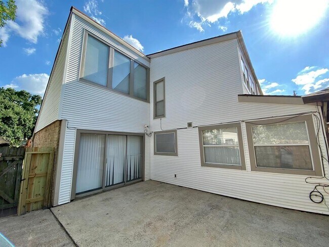 Building Photo - 10102 Strawgrass Dr