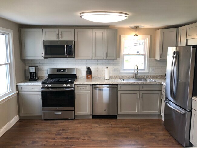 Foto del edificio - 1561 W 40th St