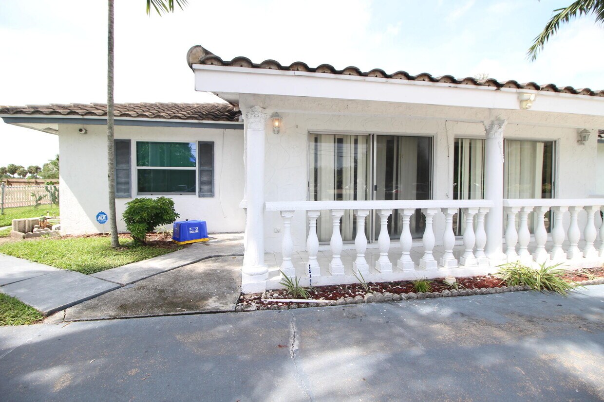 646 SW 20th Ct Unit A, Delray Beach, FL 33445 Room for Rent in Delray