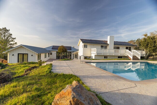 Foto del edificio - Stunning Views from this Brand New, Luxury...