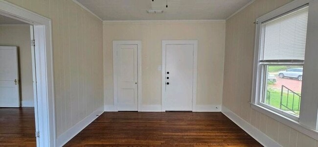 Building Photo - Available Now! 1 Bedroom 1 Bath Within Wal...
