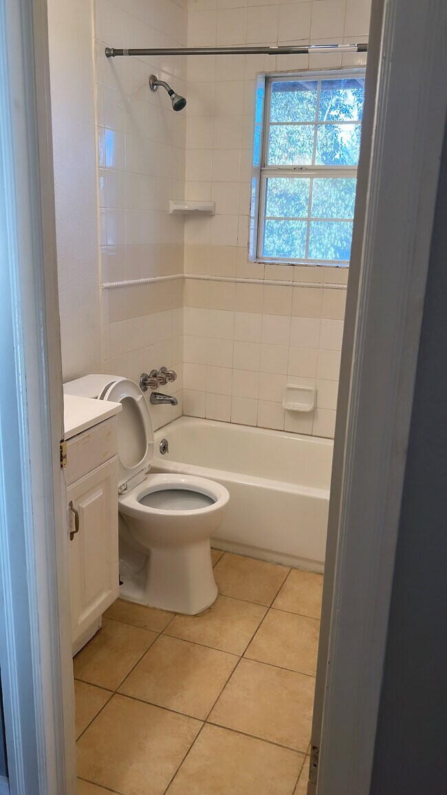 Building Photo - 502 Vena Stuart Dr