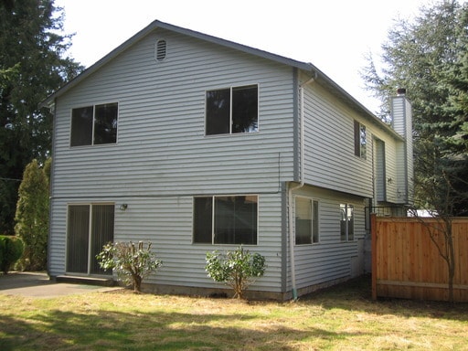 Building Photo - Spacious 3-bed/3-bath in Lake City's Meadowbrook neighborhood available NOW at $3575!