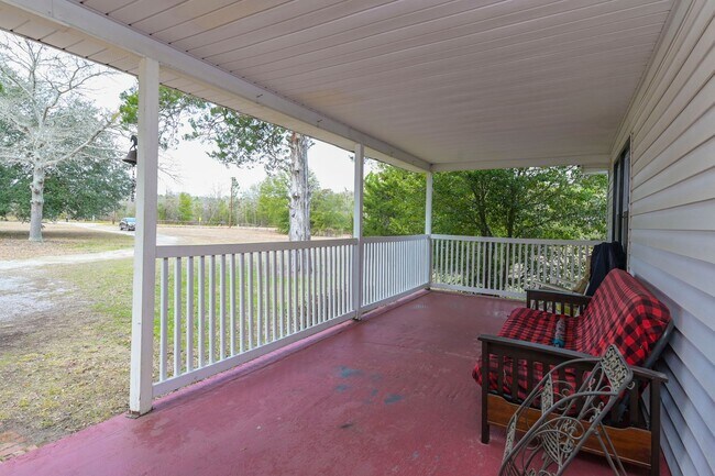 Foto del edificio - Rental home available on over 2 acres of land!