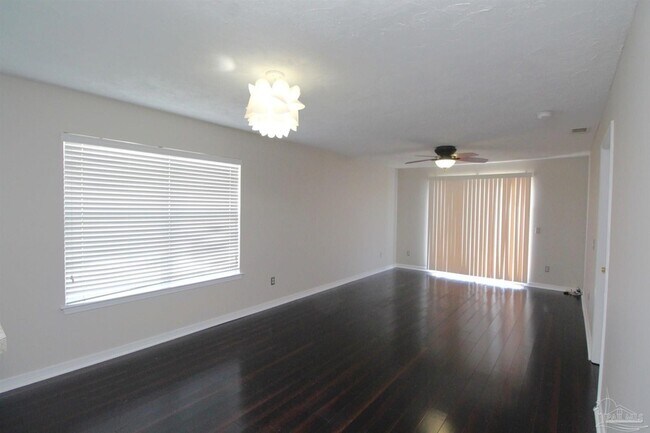 Foto del edificio - 7680 Chablis Cir