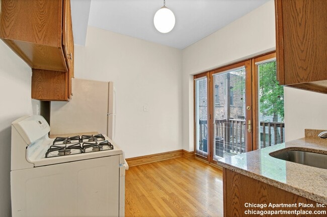 Building Photo - 3600 N Hermitage Ave