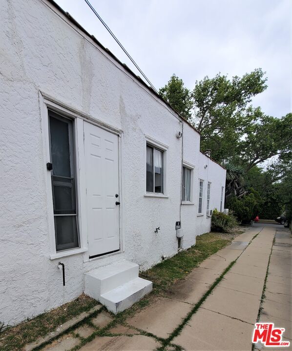 Building Photo - 813 N Poinsettia Pl