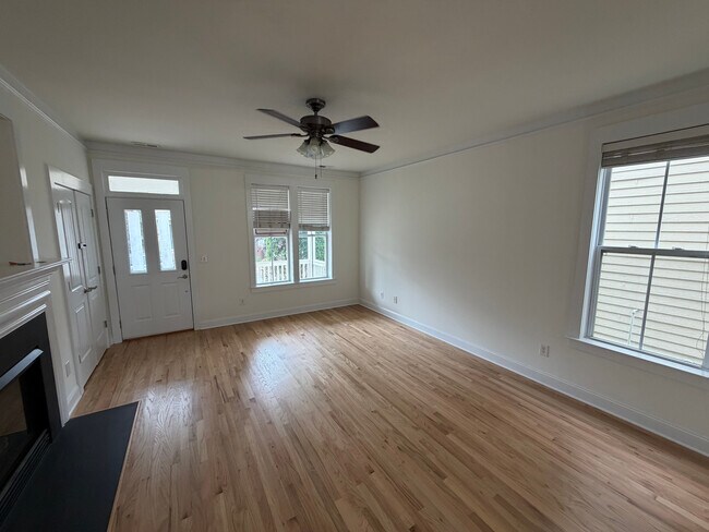 Foto del edificio - Room in House on Dubois Court