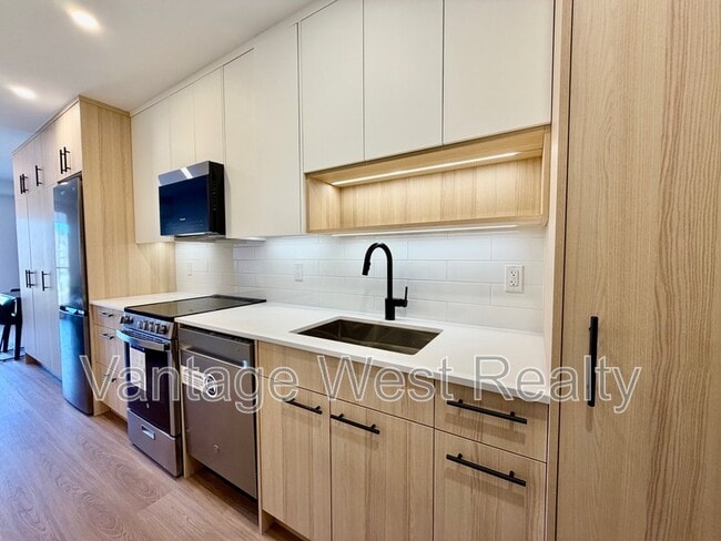 Building Photo - 1380-1380 Pridham Ave