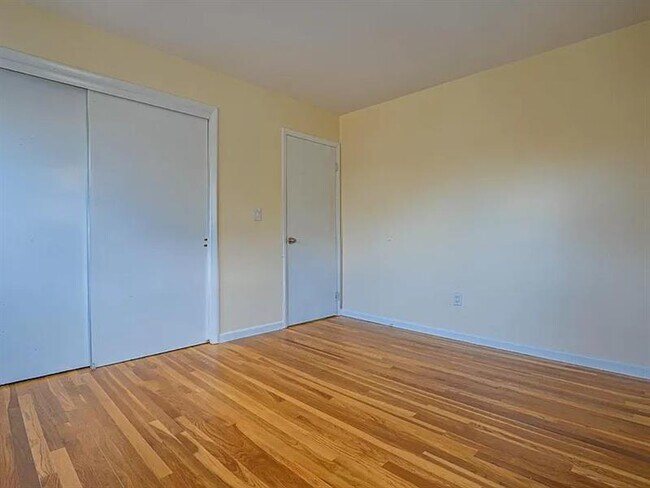 Building Photo - Freshly Painted