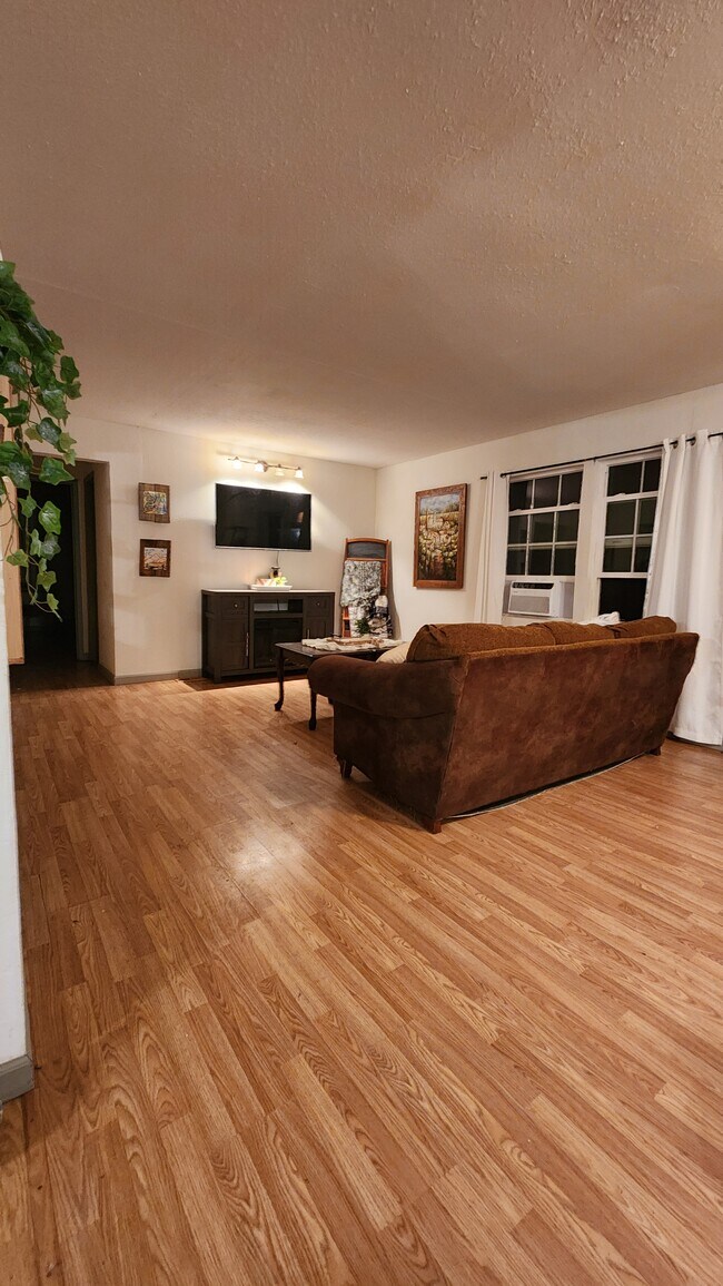 Foto del edificio - 2312 Bluebird Pl