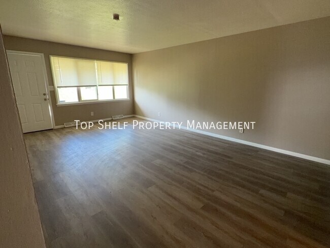 Foto del edificio - 2425 Welbeck Rd