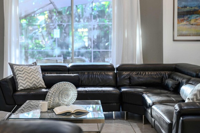 Building Photo - 4140 Oak Tree Dr