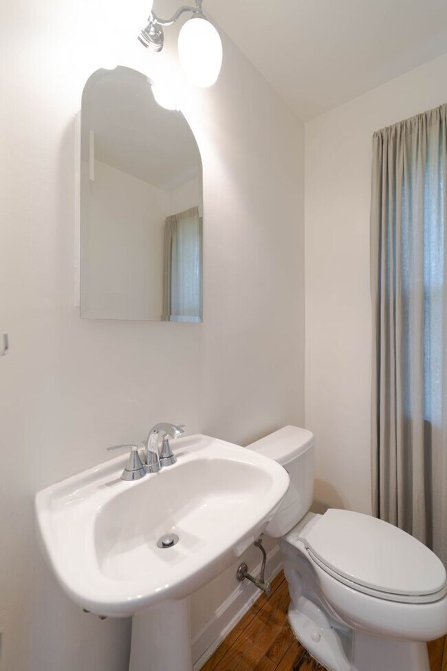 Foto del edificio - Spacious Split-Level with In-Law Suite & B...