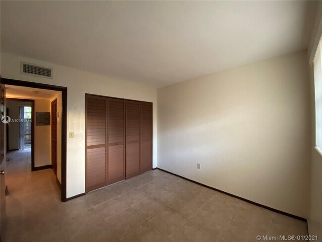 Building Photo - 6900 N Kendall Dr