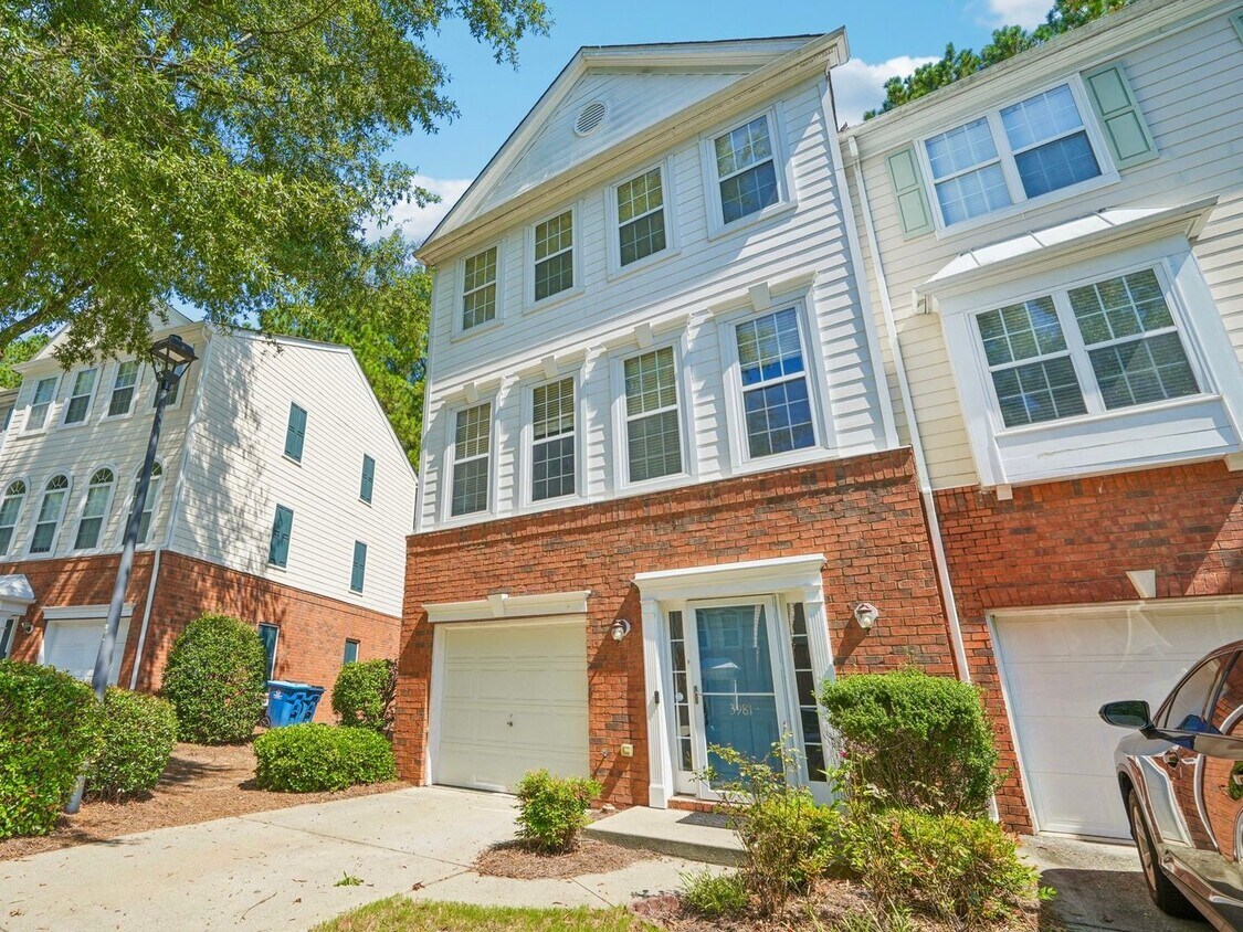 Primary Photo - 3 Bedroom Townhome in the Heart of Dulth