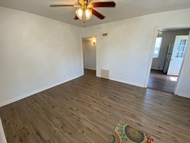 Building Photo - Quaint 2 Bedroom 1 Bathroom single family ...