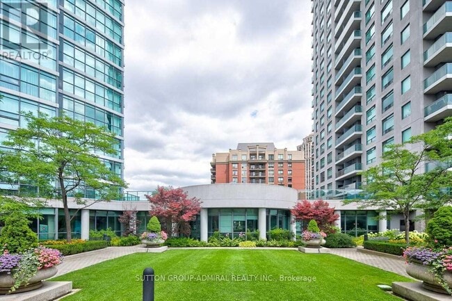 Photo du bâtiment - 28 Harrison Garden Blvd