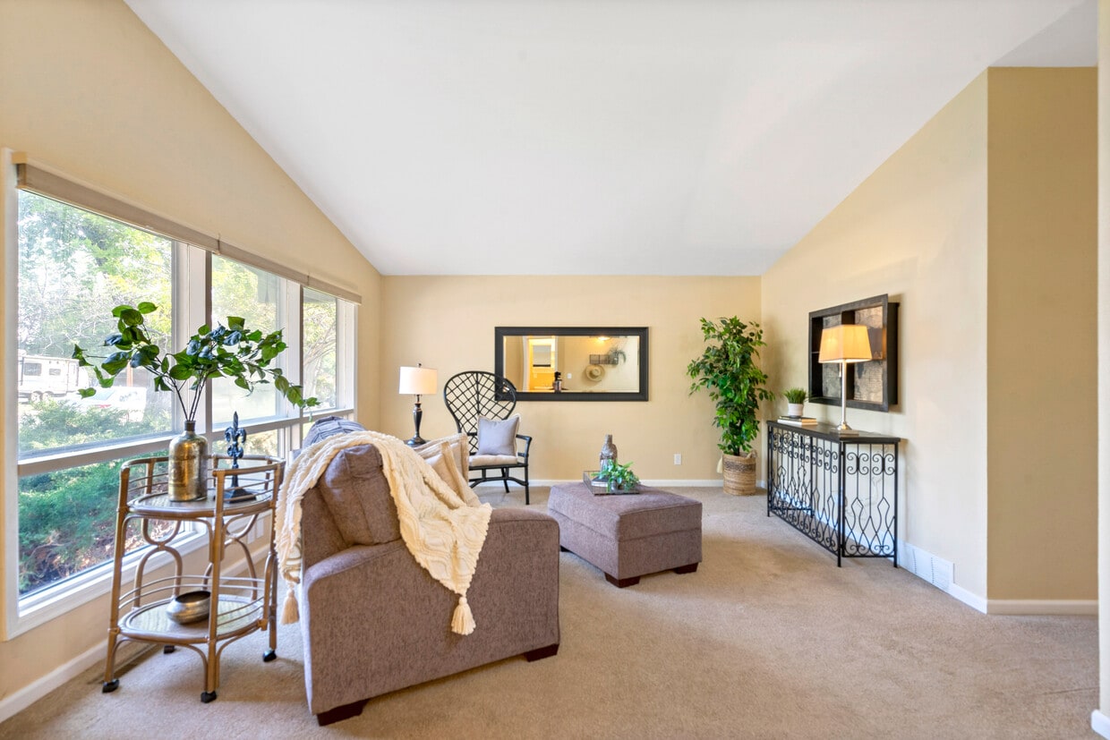 Foto principal - 1204 W 10th St