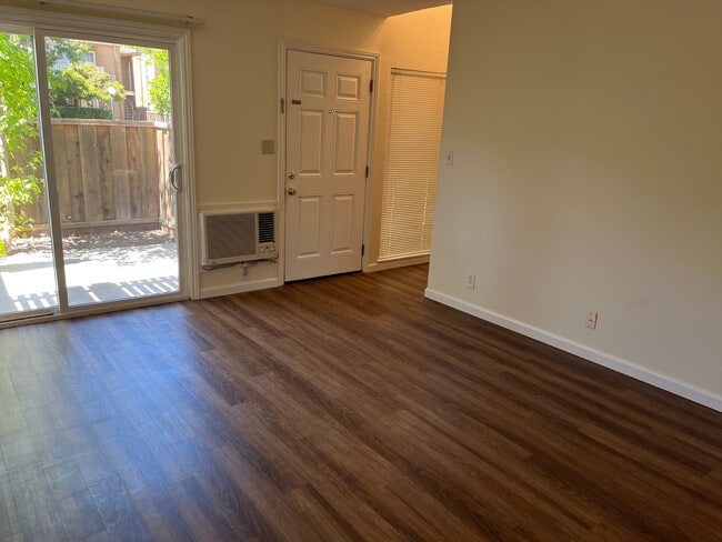 Sala de estar en la puerta de entrada y patio delantero. - 1919 Ygnacio Valley Rd