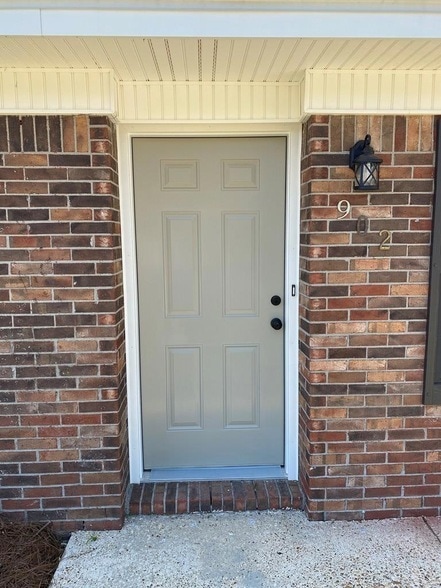 Building Photo - 902 Landview Dr