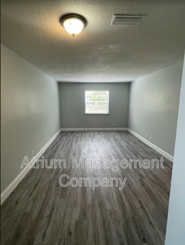 Foto del edificio - 4525 Barna Ave