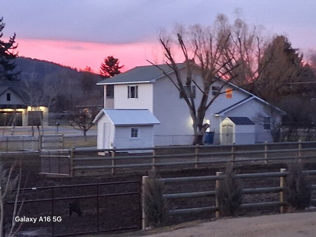 Foto del edificio - 2424 Mc Cauley Ln