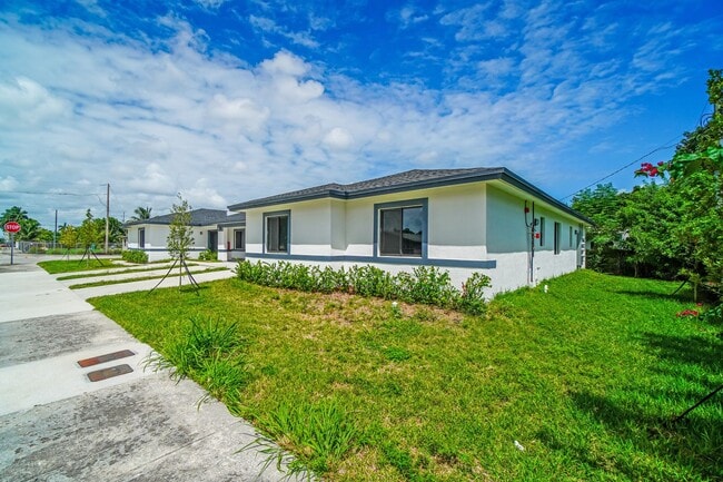 Building Photo - Goulds 4 Bed Triplex