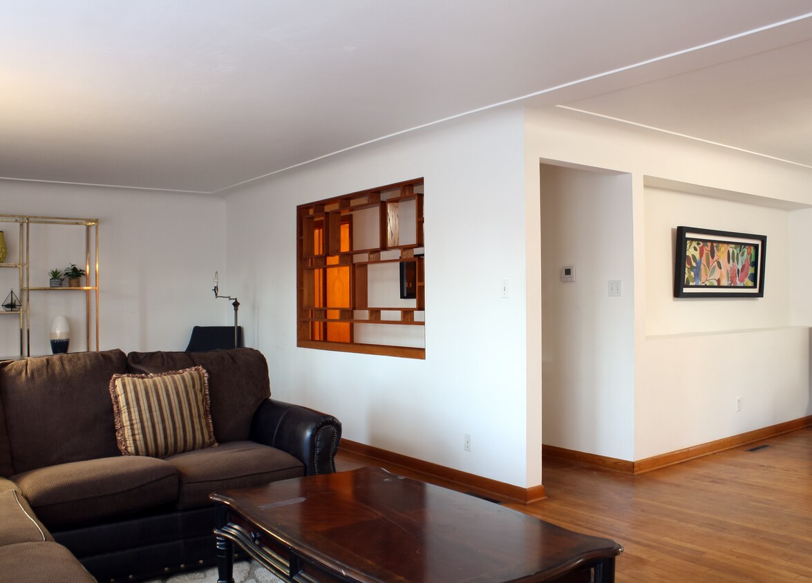 Sala de estar - 8354 South Ave