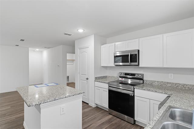 Building Photo - 104 Holiday Dr