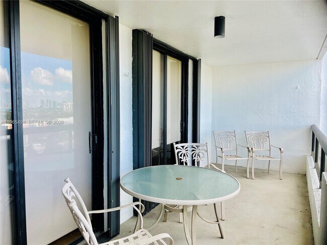 Foto del edificio - 2555 Collins Ave