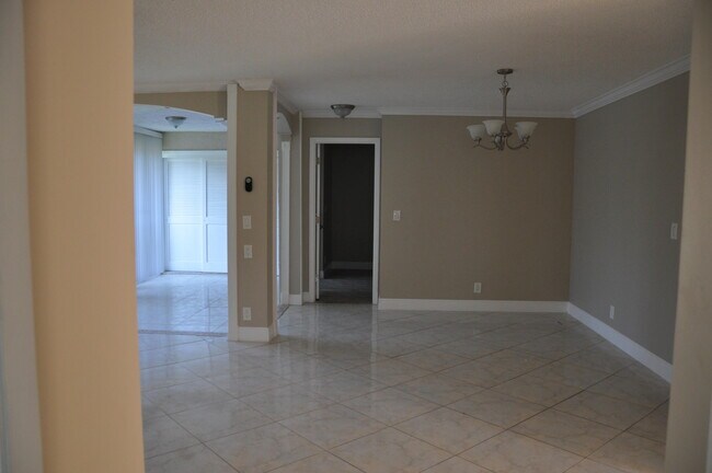Building Photo - 2747 Carambola Cir S
