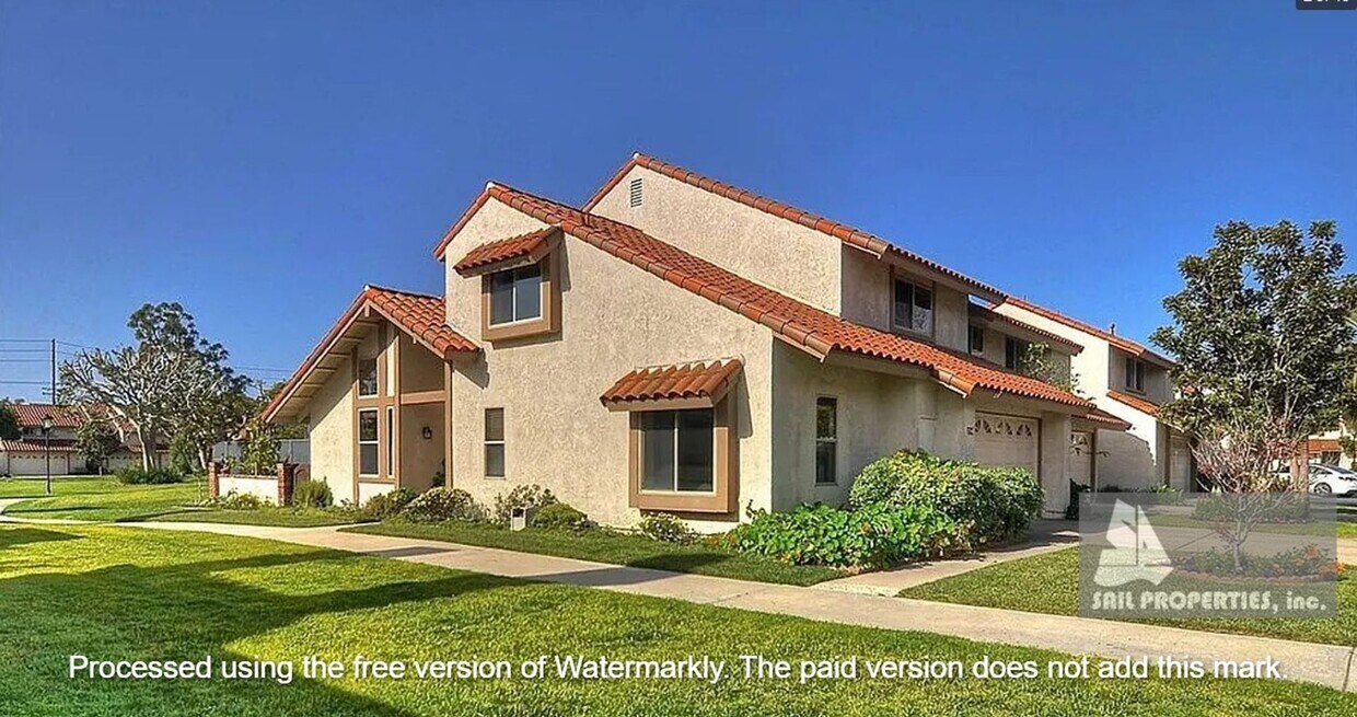 Primary Photo - Modern La Cuesta Corner Townhome Near Down...