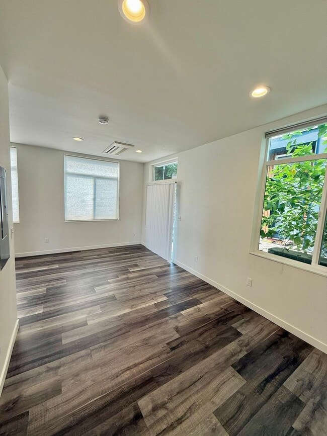 Building Photo - Spacious 8-Bedroom in Ravenna – Centrally Located Near UW and U Village